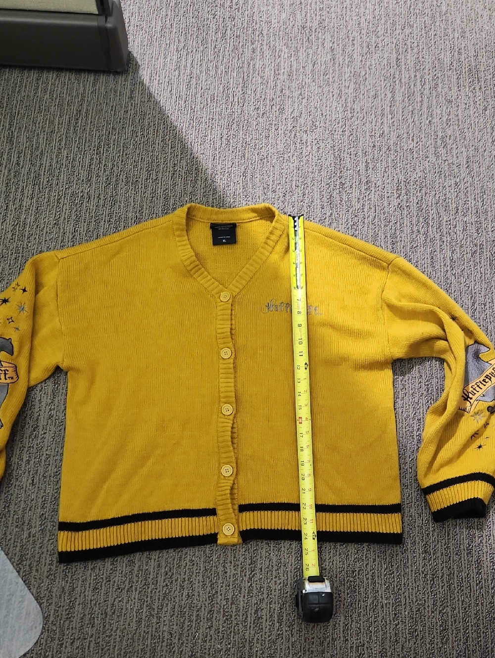 Wizarding World Harry Potter Hufflepuff Sweater Size XL - Picture 12 of 13